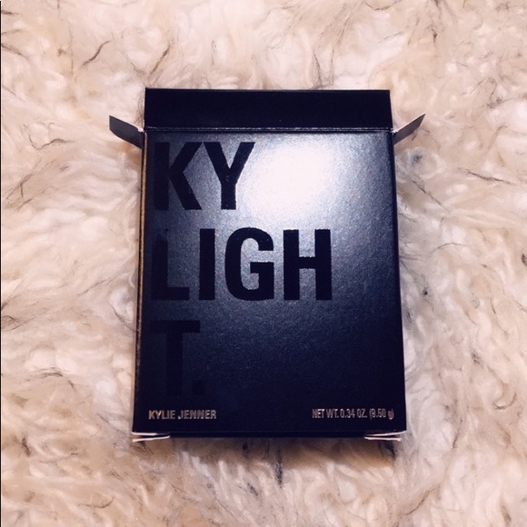 *HOST PICK* Kylie Cosmetics Kylighter in Quartz - Picture 4 of 6